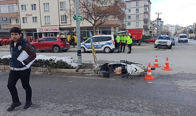 Kontrolsüz şerit değiştiren motosiklete araç çarptı
