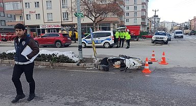 Kontrolsüz şerit değiştiren motosiklete araç çarptı