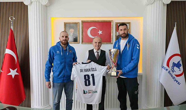 Konuralp Beyleri başarılarını Özlü ile paylaştı