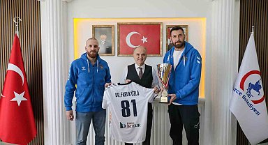 Konuralp Beyleri başarılarını Özlü ile paylaştı