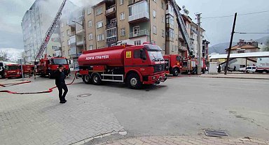 Konya'da 5 katlı binanın çatısında yangın çıktı
