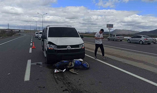 Konya'da minibüs ile elektrikli bisiklet çarpıştı: 2 yaralı
