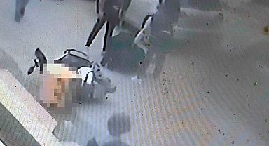 Köpeklerden kaçmaya çalışan motokurye kaza yaptı