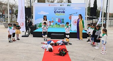 Köyceğizli miniklerden 'Çılgın Çorap Defilesi'