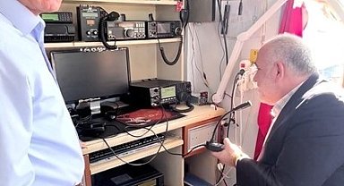 Köye telsiz sistemi kurdu, dünya ile haberleşiyor