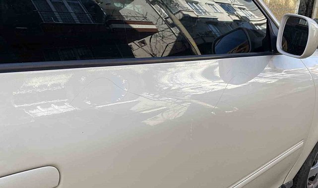 Küçükçekmece'de bir kadın dükkan önüne park ettiği aracını görünce büyük şok yaşadı