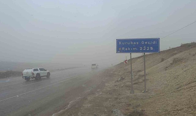 Kurubaş Geçidi'nde kar yağışı ve sis etkili oluyor