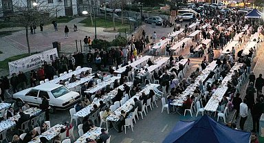 Kuşadası Belediyesi ilk iftar sofrasını Hacıfeyzullah Mahallesi'nde kurdu