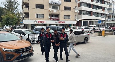 Kuşadası'nda JASAT ekipleri 18 yıl 6 ay kesinleşmiş hapis cezası bulunan şüpheliyi yakaladı