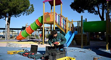 Kuşadası'nın parkları baharla birlikte yenileniyor
