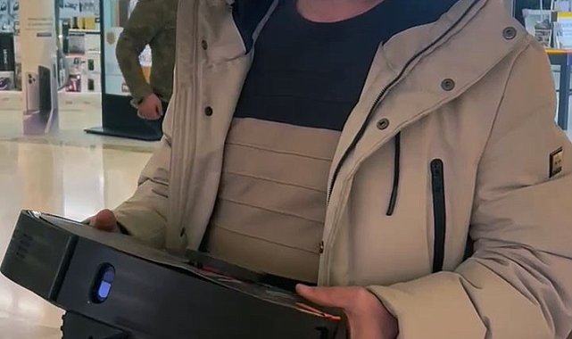 Kusurlu ürün çileden çıkarttı, akıllı süpürgeyi Teknosa mağazası önünde parçaladı