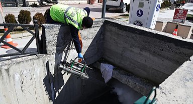 Kütahya Belediyesi'nden şehir genelinde kanal sisleme ve ilaçlama çalışması