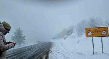 Kütahya Domaniç'te kar ve buzlanma trafiği aksatıyor
