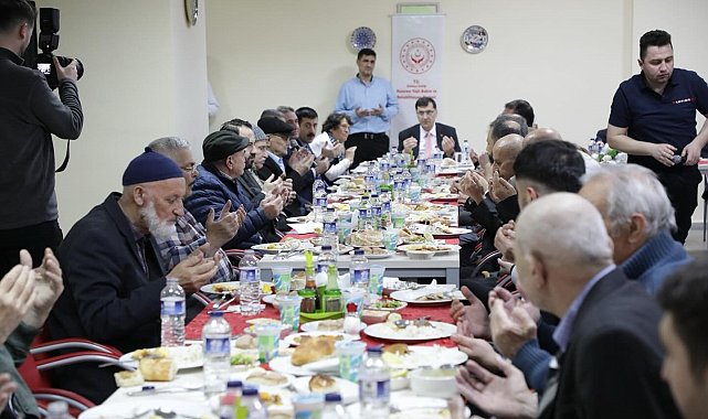 Kütahya protokolü huzurevi sakinleriyle iftarda buluştu
