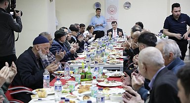 Kütahya protokolü huzurevi sakinleriyle iftarda buluştu