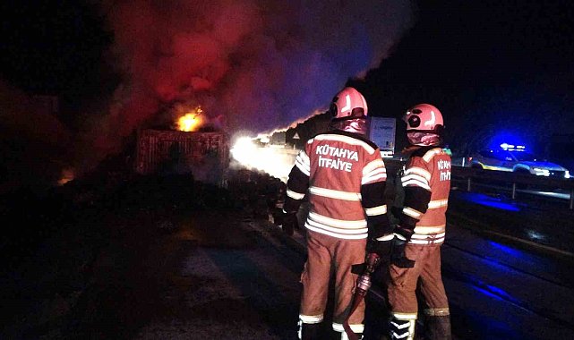 Kütahya'da seyir halindeki iplik yüklü tırda çıkan yangın güçlükle söndürüldü