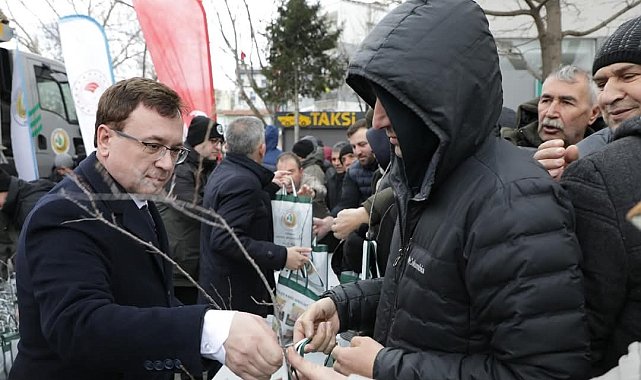 Kütahya'da vatandaşlara ücretsiz fidan dağıtıldı