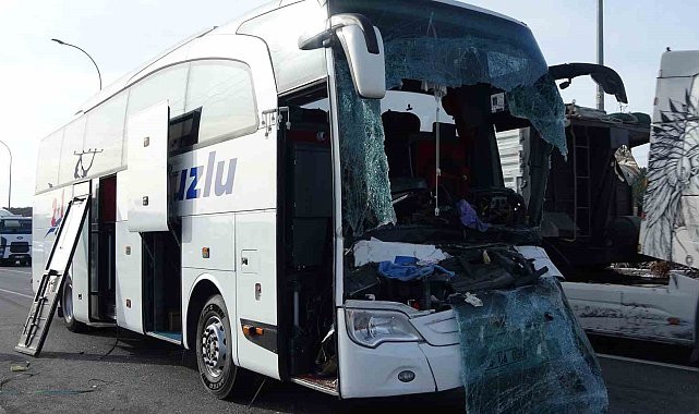 Kütahya'da yolcu otobüsü tıra çarptı: 12 yaralı
