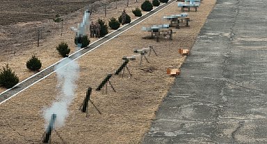 Kuzey Kore, erken ihbar ve kontrol uçağı olduğu düşünülen hava aracını ilk kez görücüye çıkardı