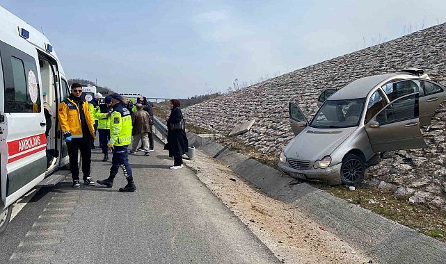 Kuzey Marmara'da kazaya karışan otomobil istinat duvarına çıktı