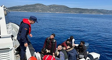 Lastik botta yakalanan 11 düzensiz göçmen karaya çıkartıldı