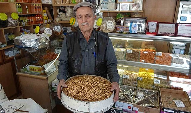 Leblebiye adanmış bir ömür: 66 yıldır babasından öğrendiği yöntemle kavuruyor