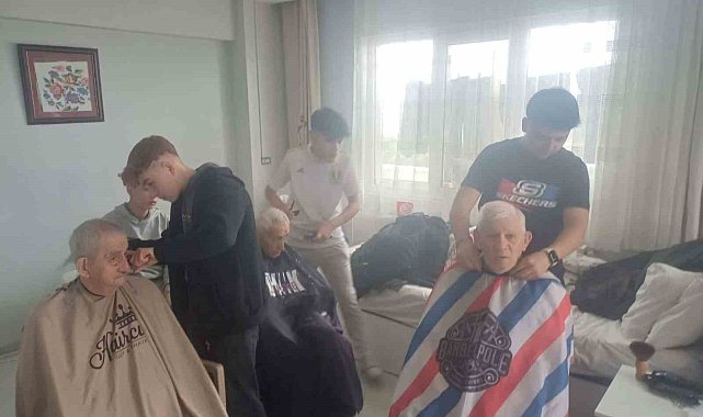 Lise öğrencileri, huzurevi sakinleriyle bir araya geldi