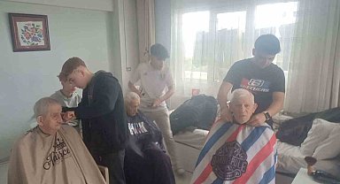 Lise öğrencileri, huzurevi sakinleriyle bir araya geldi