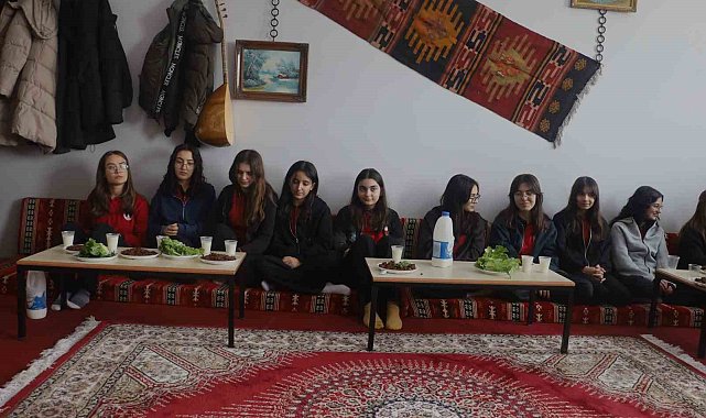 Lisede oluşturulan şark köşesi ile öğrenciler sosyalleşiyor