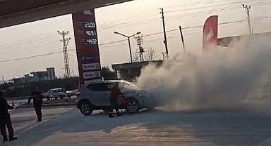 Lüks otomobil dumanlar çıkarak akaryakıt istasyonuna girdi