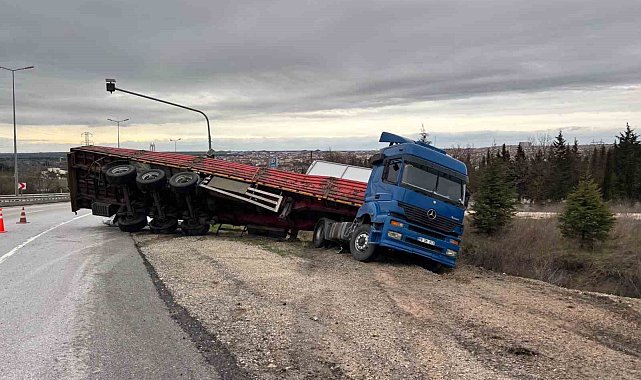 Lüleburgaz'da kontrolden çıkan tır yan yattı
