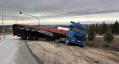 Lüleburgaz'da kontrolden çıkan tır yan yattı