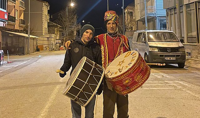 Mahalle sakinlerini 39 yıldır manileriyle sahura kaldırıyor