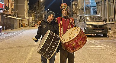 Mahalle sakinlerini 39 yıldır manileriyle sahura kaldırıyor