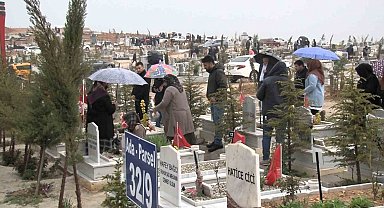Malatya'da mezarlıkta hüzünlü bayram