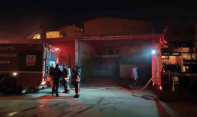Malatya'da park halindeki 2 araç yanarak kullanılamaz hale geldi