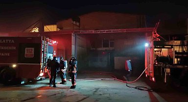 Malatya'da park halindeki 2 araç yanarak kullanılamaz hale geldi