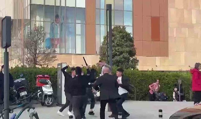 Maltepe'de AVM önünde bıçaklı kavga: 1 yaralı