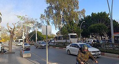 Manavgat'ta bayraklar aydınlatma direğini devirdi, araçlar zarar gördü