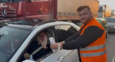 Manisa'da iftara yetişemeyen vatandaşlara AK Partili gençlerden ikram