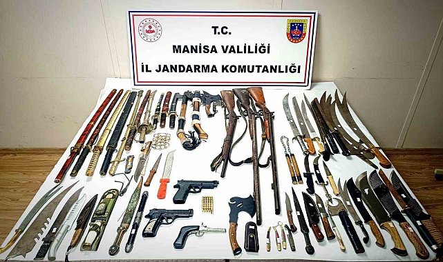 Manisa'da savaş aletleriyle dolu eve baskın