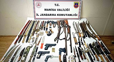 Manisa'da savaş aletleriyle dolu eve baskın