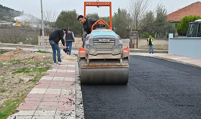 Manisa'da Turgut Özal Mahallesi'nin yollarını yeniliyor