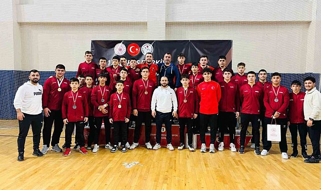 Manisalı güreşçiler Kütahya'dan 15 madalya ile döndü