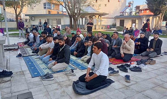 Manisalılar bayram namazında camileri doldurdu