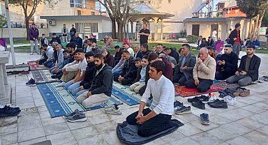 Manisalılar bayram namazında camileri doldurdu