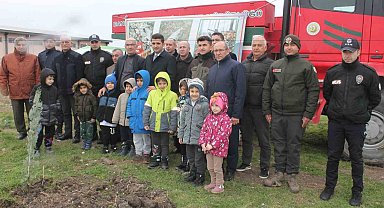 Manyas'ta protokol ve minikler fidan dikti