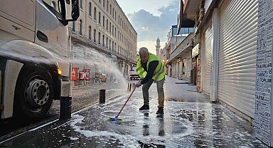 Mardin Büyükşehir Belediyesi bayram öncesi caddeleri köpük ve tazyikli su ile yıkadı