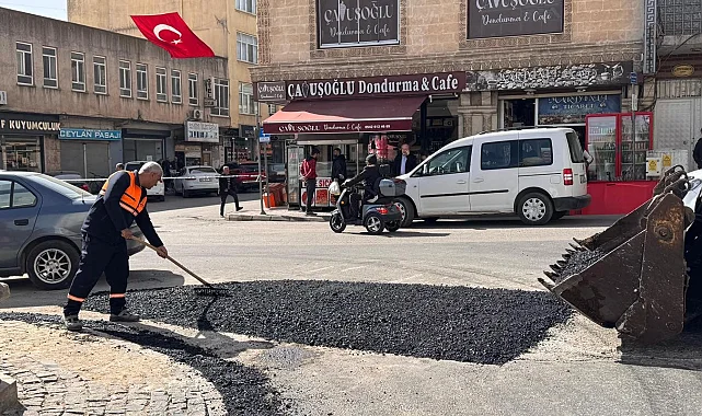 Mardin Midyat'ta asfalt bakım ve onarım çalışmaları hız kesmeden sürüyor