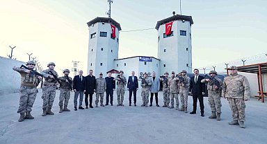 Mardin Valisi üs bölgesinde jandarma ve komandolarla iftar yaptı